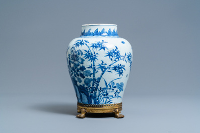 Een Chinese blauw-witte vaas op vergulde bronzen voet, Kangxi