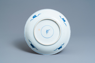 Une paire de plats en porcelaine de Chine en bleu et blanc, Kangxi