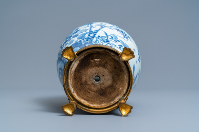 Een Chinese blauw-witte vaas op vergulde bronzen voet, Kangxi