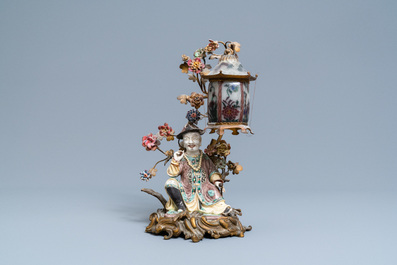 Een Chinese famille verte figuur met verguld brons, Samson porselein en glas tot lamp gemonteerd, 19e eeuw