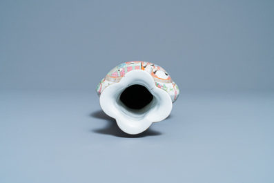 Een Chinese Canton famille rose schotel en een vaas, 19e eeuw