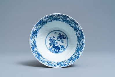 Een Chinese blauw-witte gemouleerde kom met floraal decor, Kangxi