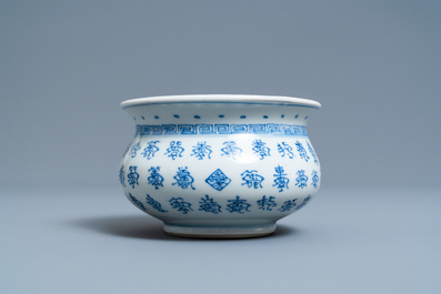 Een Chinese blauw-witte wierookbrander met inscripties, Kangxi