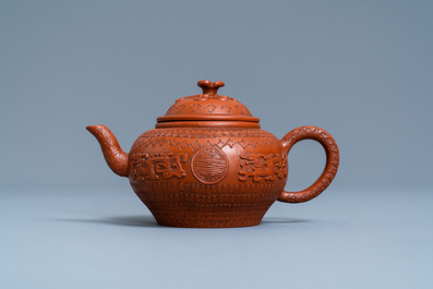 Une th&eacute;i&egrave;re couverte en gr&egrave;s de Yixing &agrave; d&eacute;cor appliqu&eacute; et incis&eacute;, Chine, Kangxi