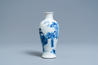 Un vase de forme 'meiping' en porcelaine de Chine en bleu et blanc &agrave; d&eacute;cor figuratif, Kangxi