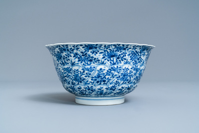 Een Chinese blauw-witte gemouleerde kom met floraal decor, Kangxi