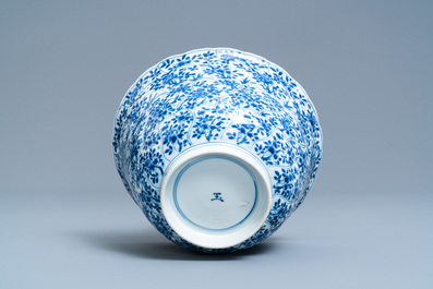 Een Chinese blauw-witte gemouleerde kom met floraal decor, Kangxi