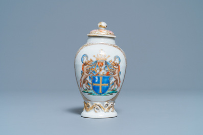 Une bo&icirc;te &agrave; th&eacute; en porcelaine de Chine famille rose aux armes de Van den Cruyce pour le march&eacute; belge, Qianlong
