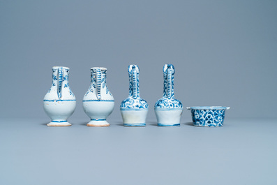 Trois chevrettes et quatre verseuses en fa&iuml;ence de Delft, Nevers et Rouen en bleu et blanc, 17/18&egrave;me