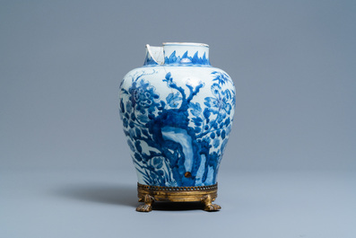 Een Chinese blauw-witte vaas op vergulde bronzen voet, Kangxi