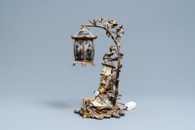 Een Chinese famille verte figuur met verguld brons, Samson porselein en glas tot lamp gemonteerd, 19e eeuw