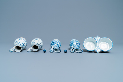 Trois chevrettes et quatre verseuses en fa&iuml;ence de Delft, Nevers et Rouen en bleu et blanc, 17/18&egrave;me