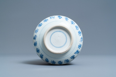 Een Chinese blauw-witte wierookbrander met inscripties, Kangxi