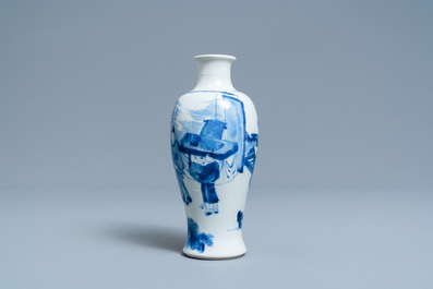 Un vase de forme 'meiping' en porcelaine de Chine en bleu et blanc &agrave; d&eacute;cor figuratif, Kangxi
