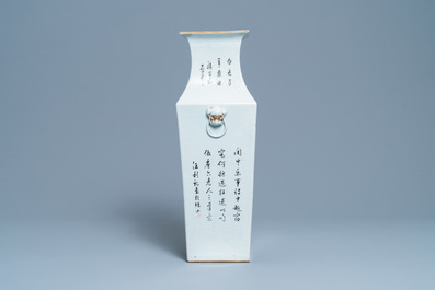 Een vierkante Chinese famille rose vaas, 19e eeuw
