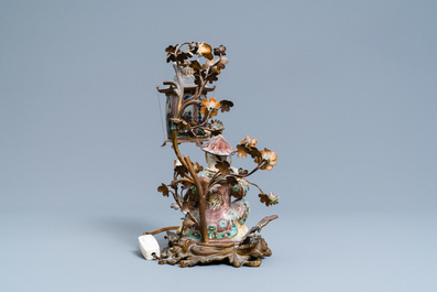 Een Chinese famille verte figuur met verguld brons, Samson porselein en glas tot lamp gemonteerd, 19e eeuw