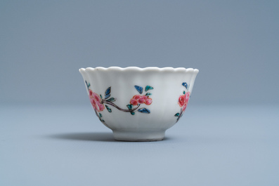 Une tasse et soucoupe de forme lob&eacute;e en porcelaine de Chine famille rose, Yongzheng