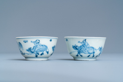 A pair of Chinese blue and white cups and saucers, Ca Mau shipwreck, Kangxi/Yongzheng