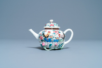 Une th&eacute;i&egrave;re couverte en porcelaine de Chine famille rose &agrave; d&eacute;cor de coqs, Yongzheng