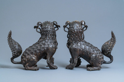 Een paar grote Chinese bronzen boeddhistische leeuwen, Ming