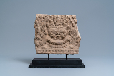 Une t&ecirc;te de Mahakala en pierre sculpt&eacute;e de style Khmer, Cambodge, 15&egrave;me ou apr&egrave;s