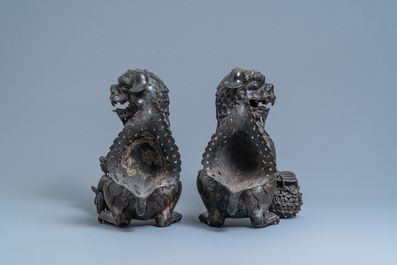 Een paar grote Chinese bronzen boeddhistische leeuwen, Ming