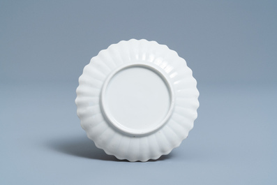 Une tasse et soucoupe de forme lob&eacute;e en porcelaine de Chine famille rose, Yongzheng