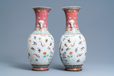 Une paire de vases en porcelaine de Chine famille rose, marque et &eacute;poque de Tongzhi