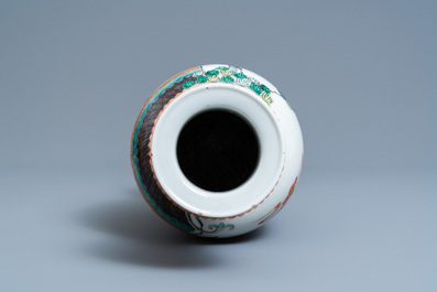 Un vase en porcelaine de Chine famille verte, 19&egrave;me