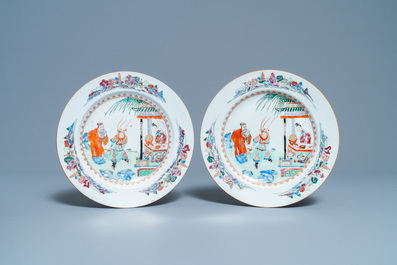 Une paire d'assiettes en porcelaine de Chine famille rose, Yongzheng/Qianlong