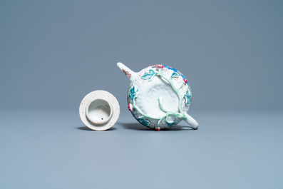 Une th&eacute;i&egrave;re couverte en porcelaine de Chine famille rose &agrave; d&eacute;cor de coqs, Yongzheng