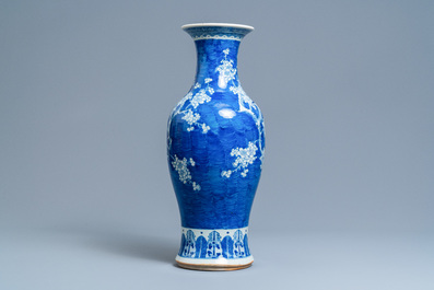 Un vase en porcelaine de Chine en bleu et blanc &agrave; d&eacute;cor de prunus, 19&egrave;me