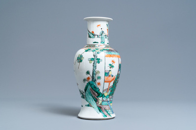 Un vase en porcelaine de Chine famille verte, 19&egrave;me