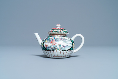 Une th&eacute;i&egrave;re sur support en porcelaine de Chine famille rose &agrave; d&eacute;cor de p&ecirc;cheurs, Yongzheng