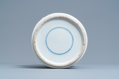 Un vase en porcelaine de Chine famille verte, 19&egrave;me