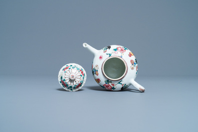 Une th&eacute;i&egrave;re couverte en porcelaine de Chine famille rose &agrave; d&eacute;cor de coqs, Yongzheng