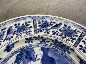 Un plat en porcelaine de Chine en bleu et blanc &agrave; d&eacute;cor de la chasse, Kangxi