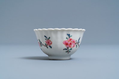 Une tasse et soucoupe de forme lob&eacute;e en porcelaine de Chine famille rose, Yongzheng