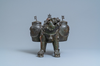 Un grand br&ucirc;le-parfum en forme de lion en bronze, Chine, Ming