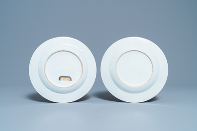 Une paire d'assiettes en porcelaine de Chine famille rose, Yongzheng/Qianlong