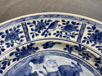 Un plat en porcelaine de Chine en bleu et blanc &agrave; d&eacute;cor de la chasse, Kangxi