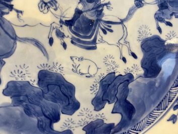 Un plat en porcelaine de Chine en bleu et blanc &agrave; d&eacute;cor de la chasse, Kangxi