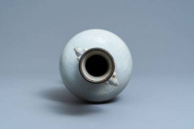 A Chinese crackle-glazed elephant head-handled vase, 18/19th C.