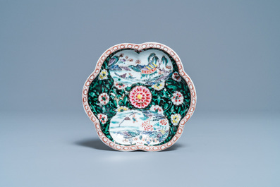 Une th&eacute;i&egrave;re sur support en porcelaine de Chine famille rose &agrave; d&eacute;cor de p&ecirc;cheurs, Yongzheng