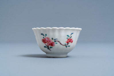 Une tasse et soucoupe de forme lob&eacute;e en porcelaine de Chine famille rose, Yongzheng