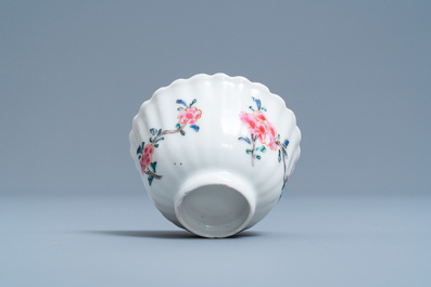 Une tasse et soucoupe de forme lob&eacute;e en porcelaine de Chine famille rose, Yongzheng