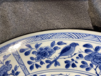 Un plat en porcelaine de Chine en bleu et blanc &agrave; d&eacute;cor de la chasse, Kangxi