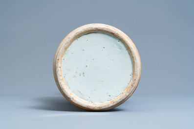 Un vase en porcelaine de Chine en bleu et blanc &agrave; d&eacute;cor de prunus, 19&egrave;me