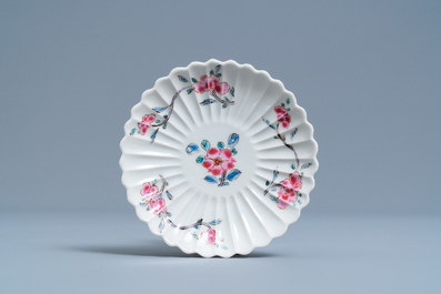 Une tasse et soucoupe de forme lob&eacute;e en porcelaine de Chine famille rose, Yongzheng