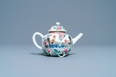Une th&eacute;i&egrave;re couverte en porcelaine de Chine famille rose &agrave; d&eacute;cor de coqs, Yongzheng